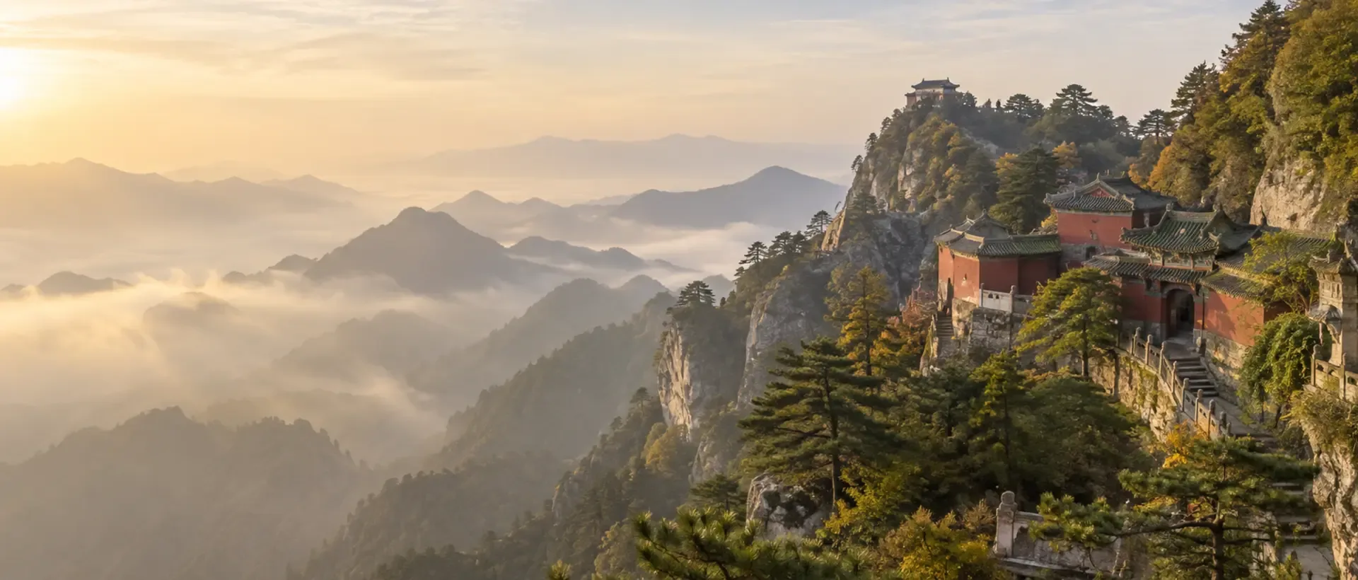 Des temples historiques du Wudang dominent des crêtes couvertes de pins dans la lumière du matin.