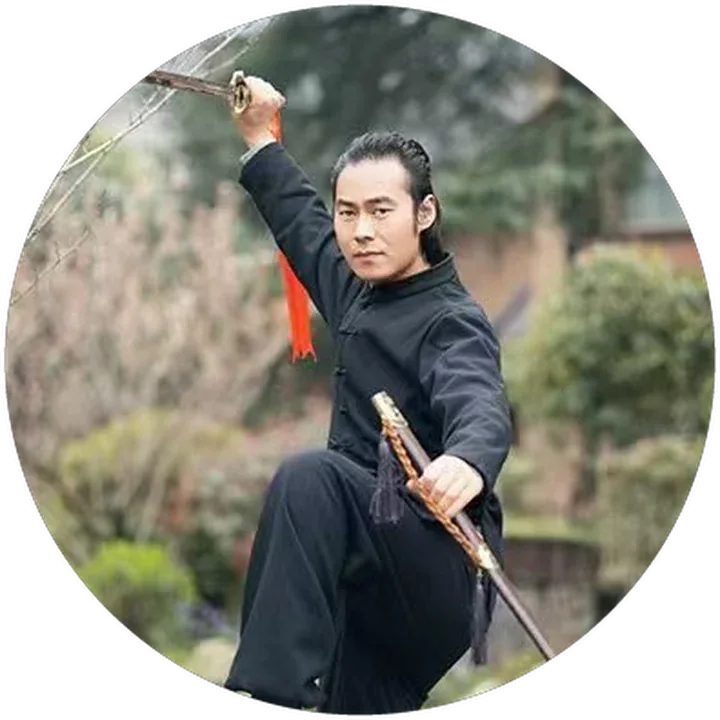 Chongtian holding a sword in a raised, one-legged stance in a garden