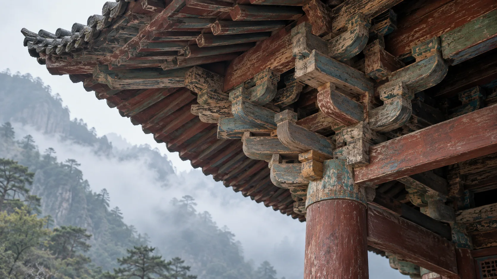 Photographie conceptuelle générée par IA de dougong patinés sous l’avant-toit d’un temple de montagne fictif, avec des sommets brumeux au loin.