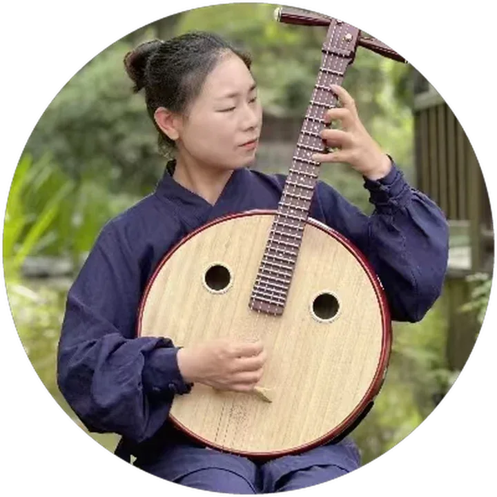 Zhihuan holding a round-bodied lute in a garden