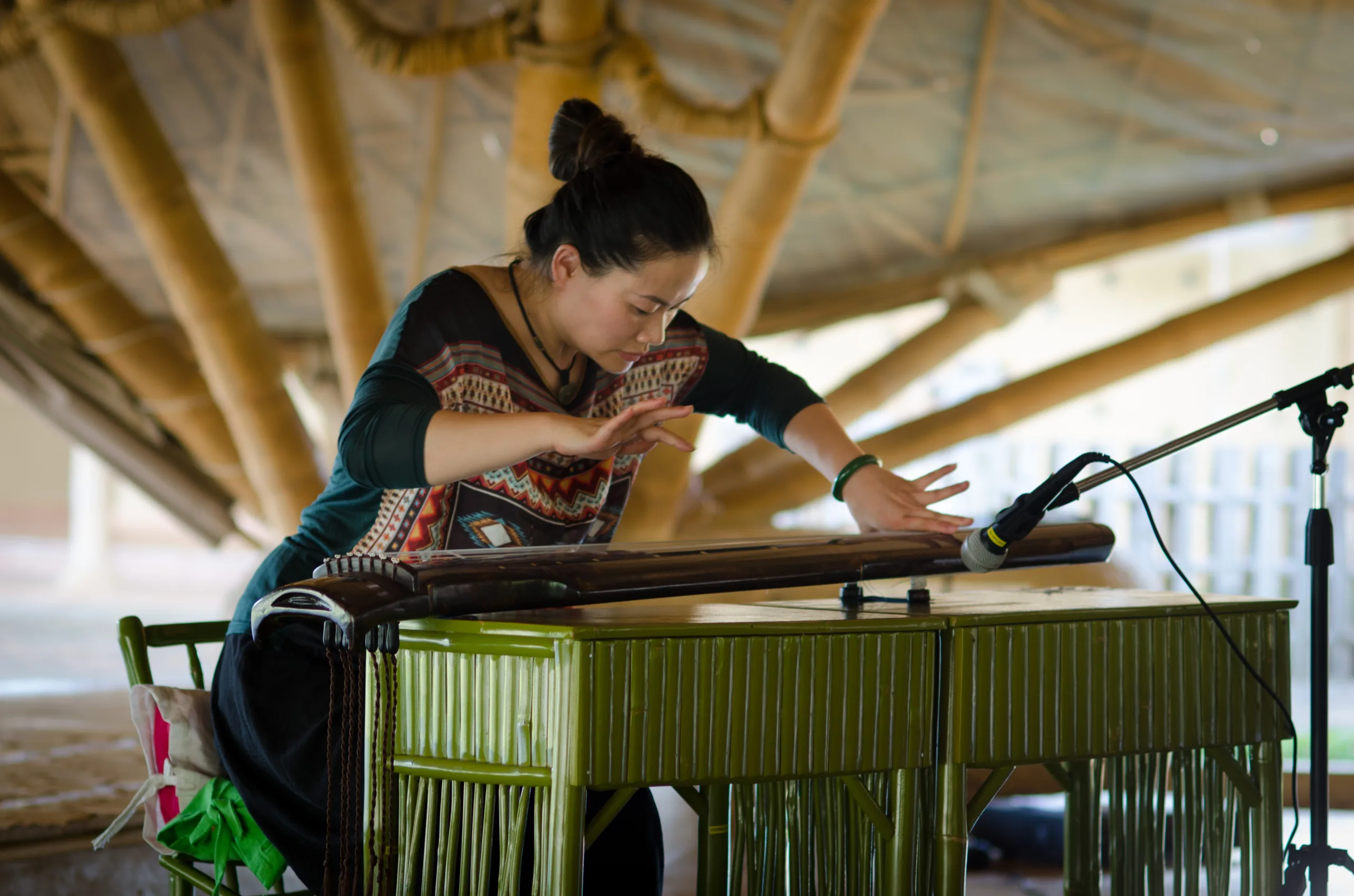 Wu Na au guqin, les mains au-dessus des cordes.