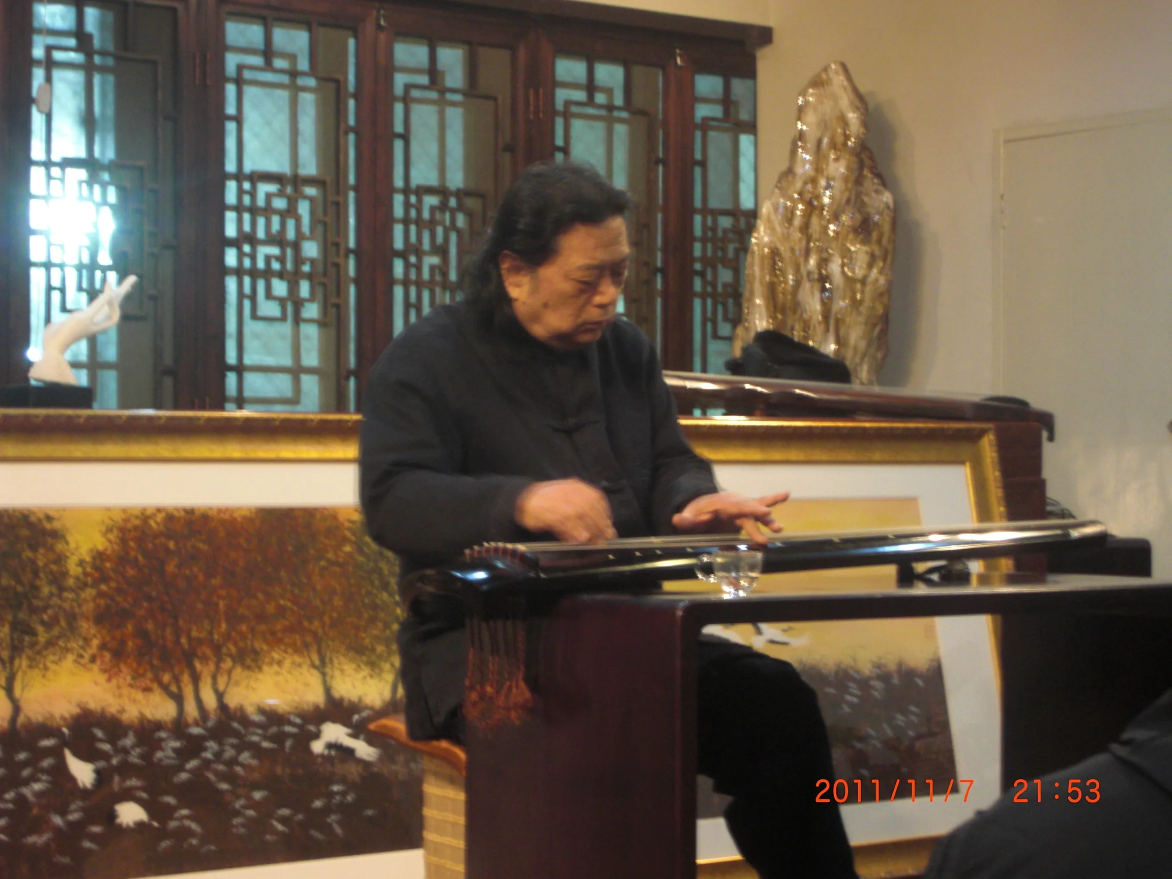 Ding Chengyun jouant du guqin lors d'un concert en salle à l'Université de Pékin