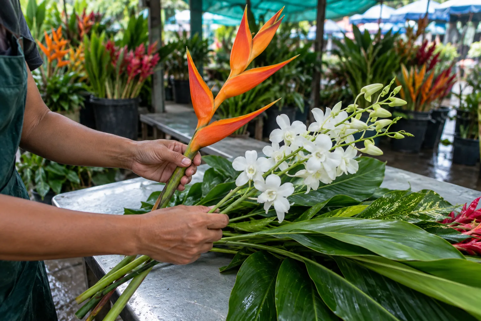 Scène de marché générée par IA : des mains comparent un héliconia orange, des orchidées blanches et de larges feuilles tropicales sur une table métallique