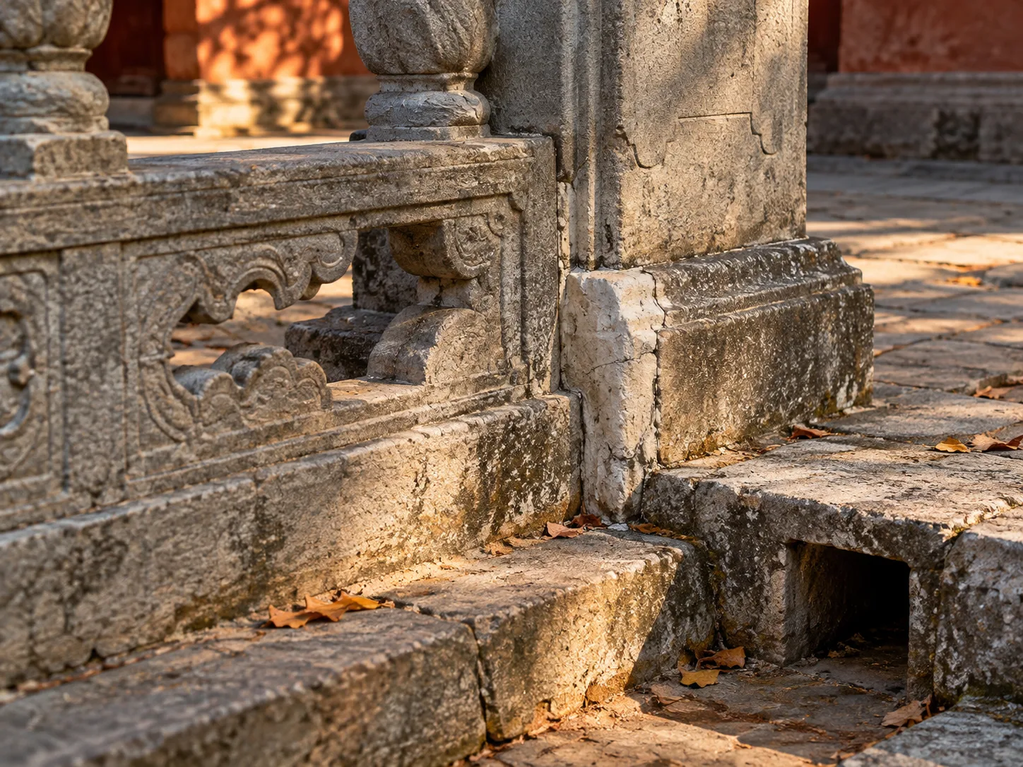 Détail fictif généré par IA d’un joint de balustrade sculptée près d’une ouverture carrée d’évacuation, dans une lumière chaude