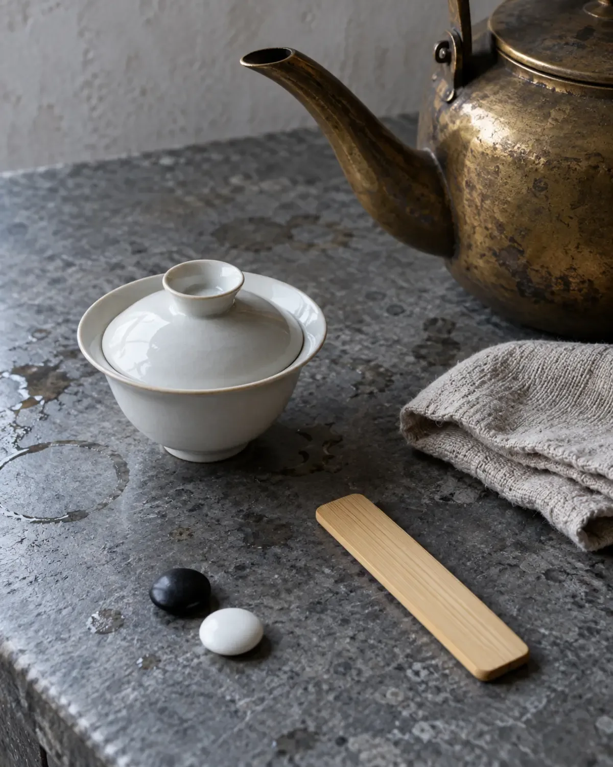 Nature morte conceptuelle générée par IA : bol à couvercle, bouilloire à long bec, plaquette de bambou vierge et pions sur un comptoir de pierre
