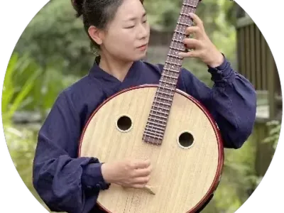 Zhihuan holding a round-bodied lute in a garden